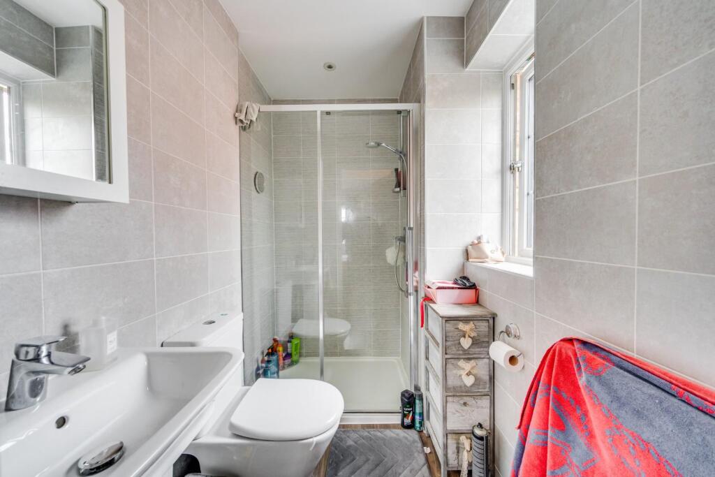 7 - ensuite.jpg