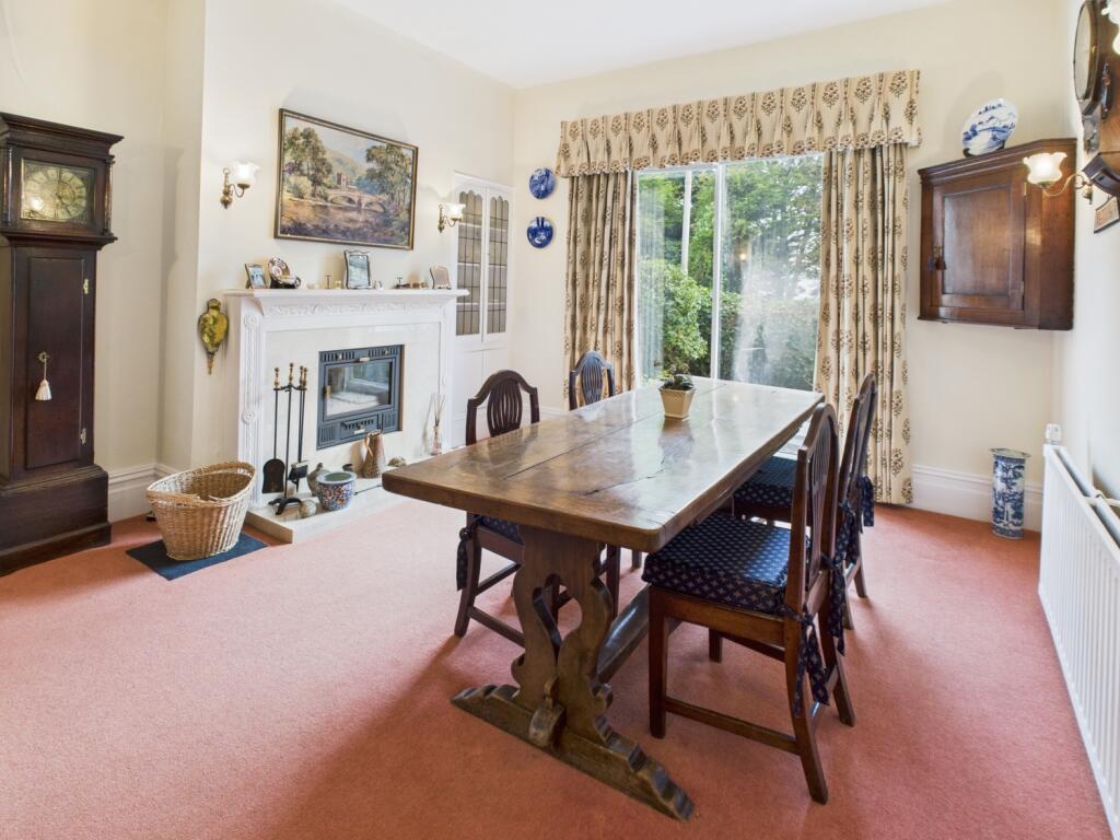 CAM04233G0-PR0042-STILL032