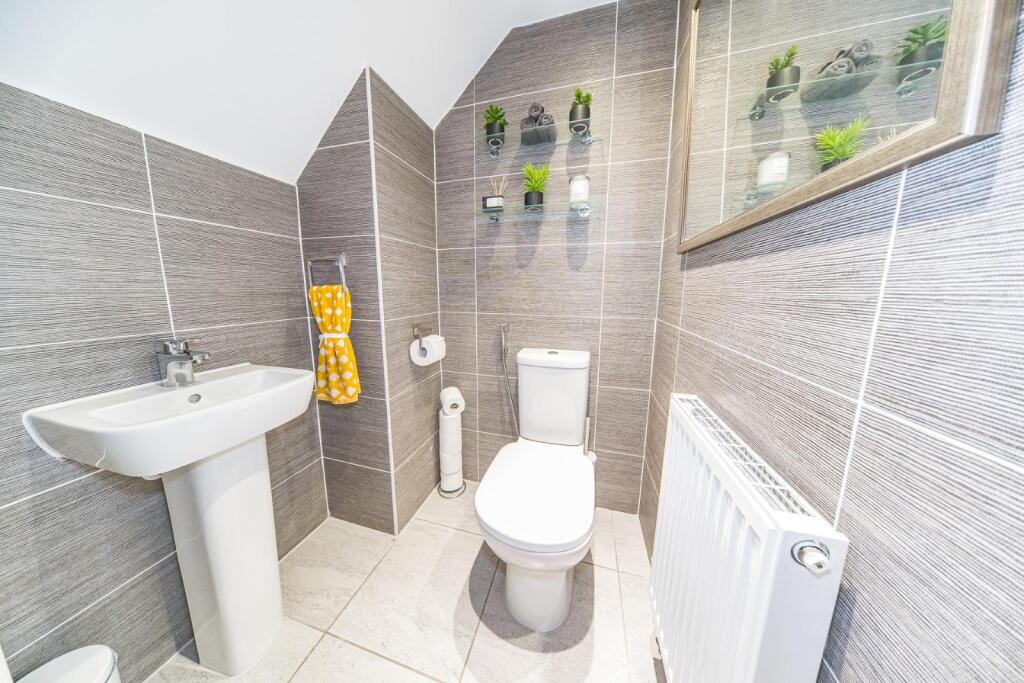 57 Emelia Drive en suite 2.jpg