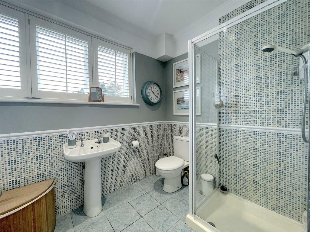 Family Bathroom (2).jpeg