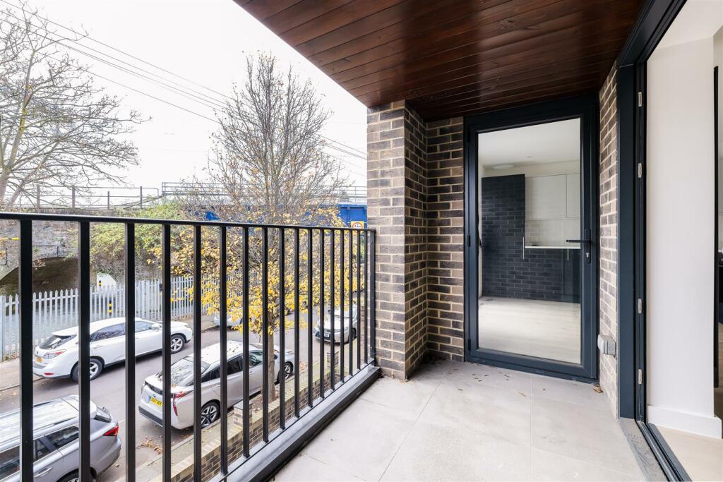 Clinton Road E7