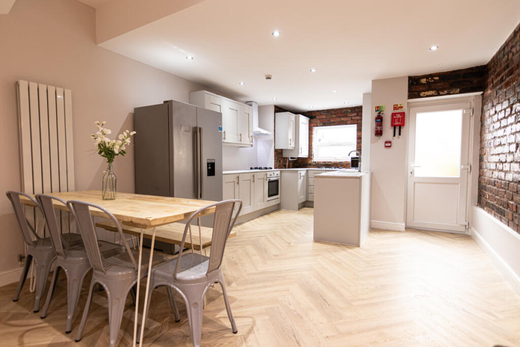 20HR Living Area / Kitchen