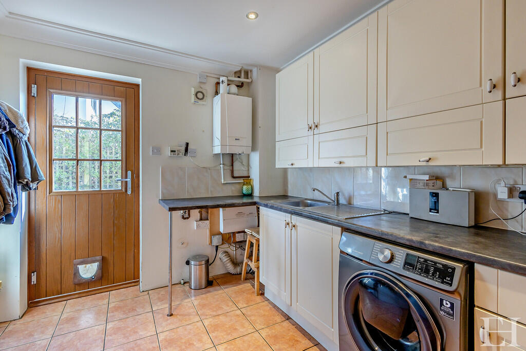 8643451-interiorW...