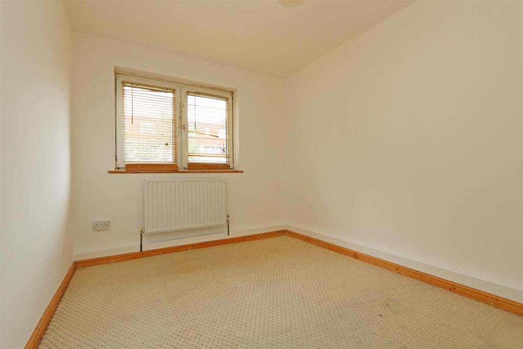 7 Hookham Court bedroom 1.jpg