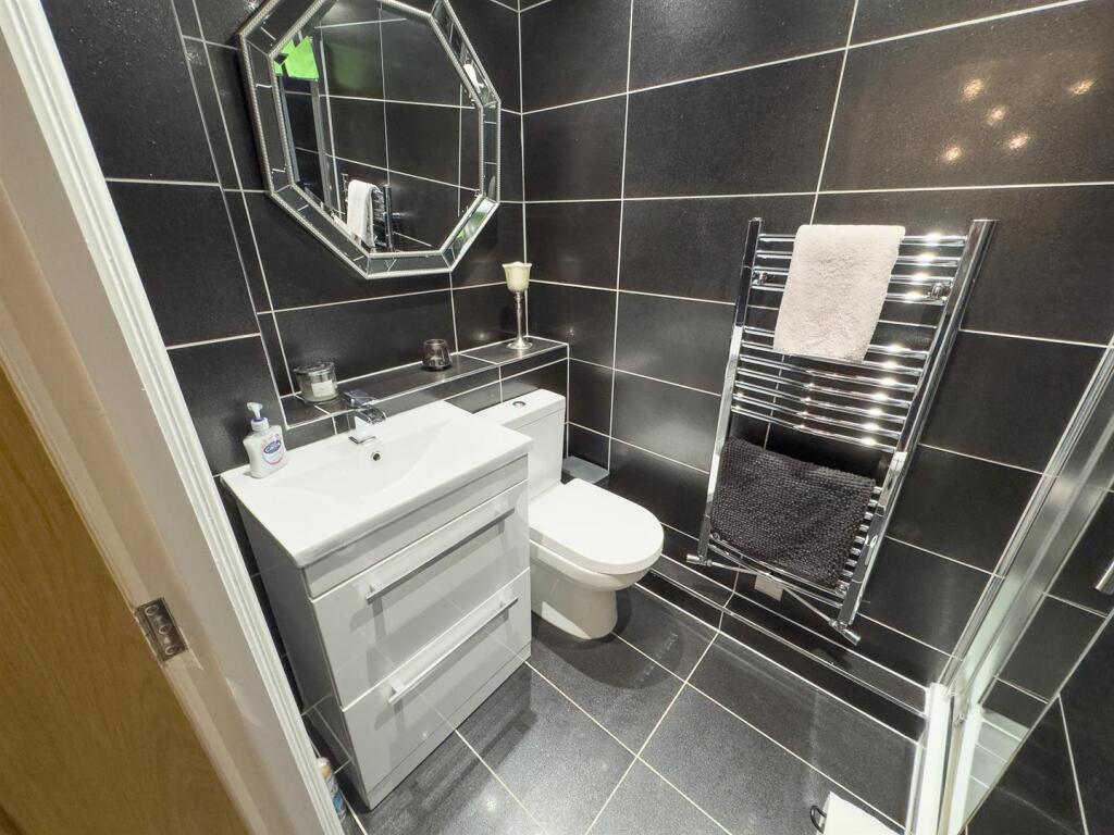 First Floor Bedroom En Suite (2).jpg