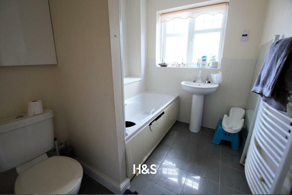 5 Cropthorne Gardens- Bathroom.jpg