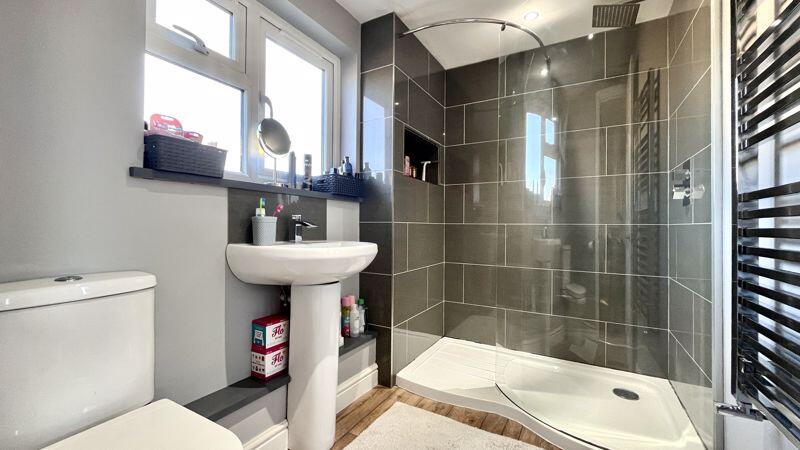 En Suite to Bedroom 1