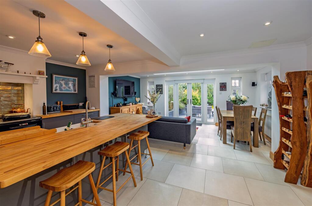 SUPERB OPEN PLAN DINING/KITCHEN/FAMILY ROOM