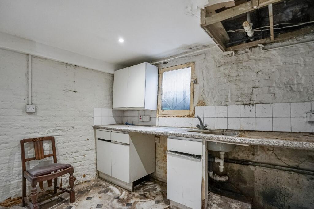 2 East Street, Chatham, Kent, ME4 5NJ