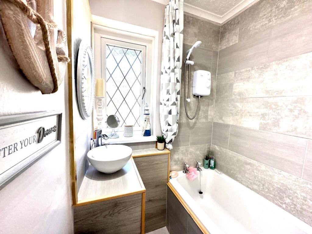 MODERN BATHROOM