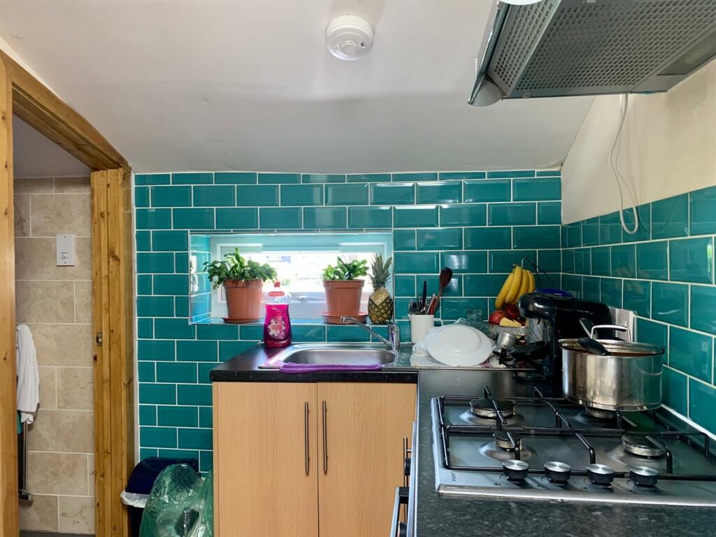 Flat 3 Kitchen.jpg