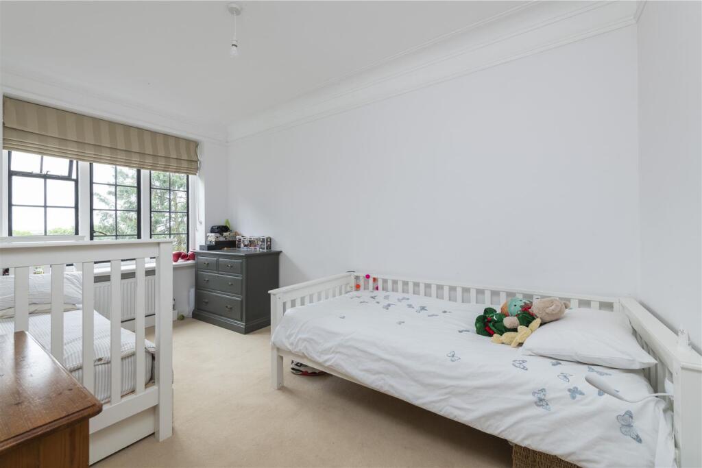 21 Selwyn Hse Bed 1.jpg