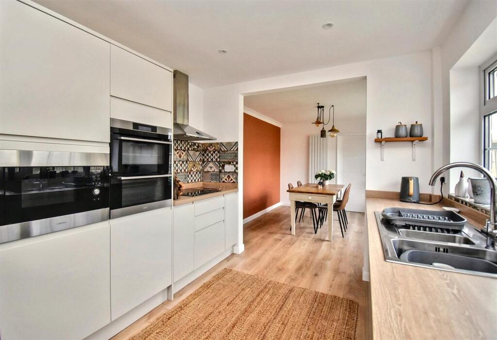 Living Kitchen/Dining Room