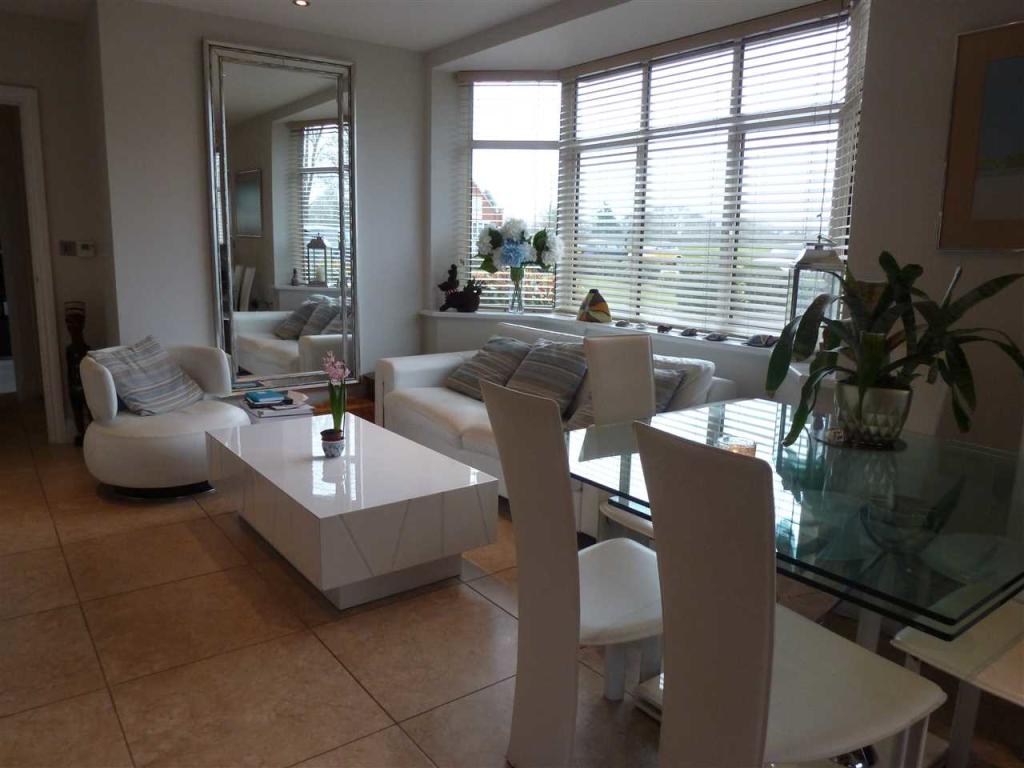 LOUNGE/DINING AREA