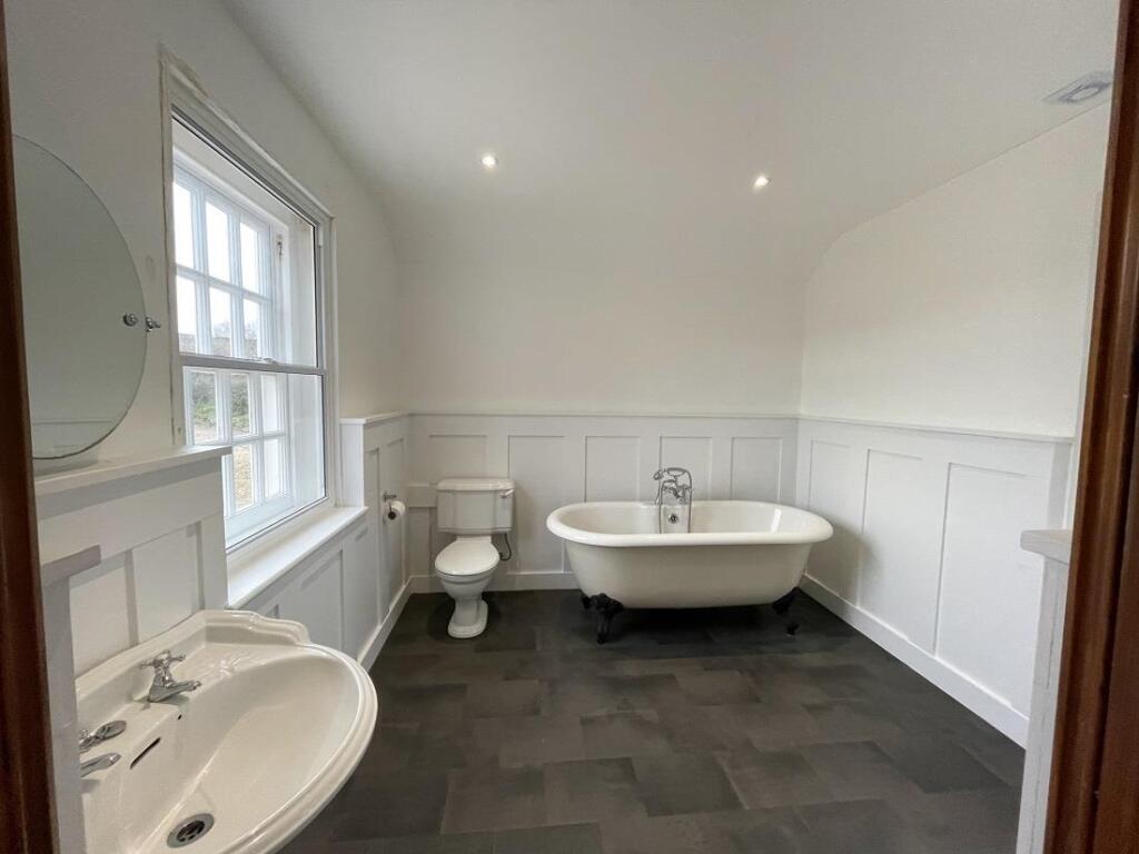 downstairs_bathroom_walx3c.jpg