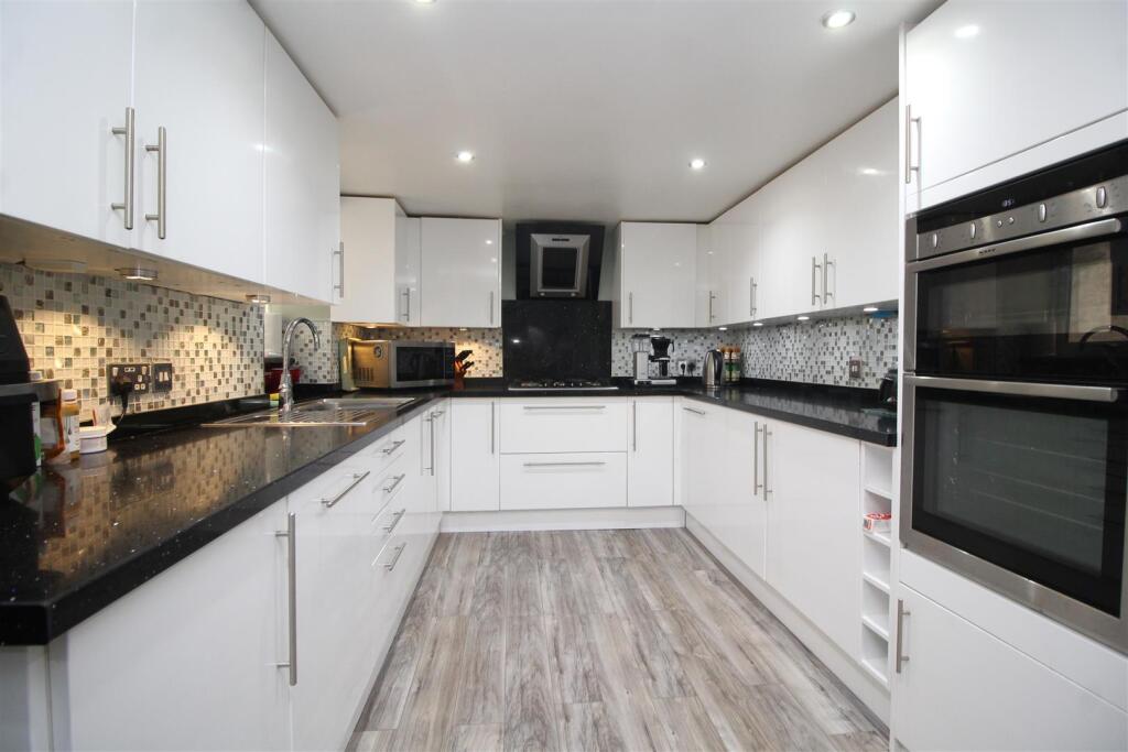 kitchen 2 .JPG