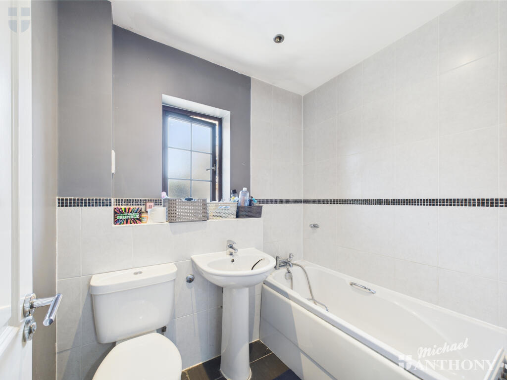 CAM03218G0-PR0640-STILL011