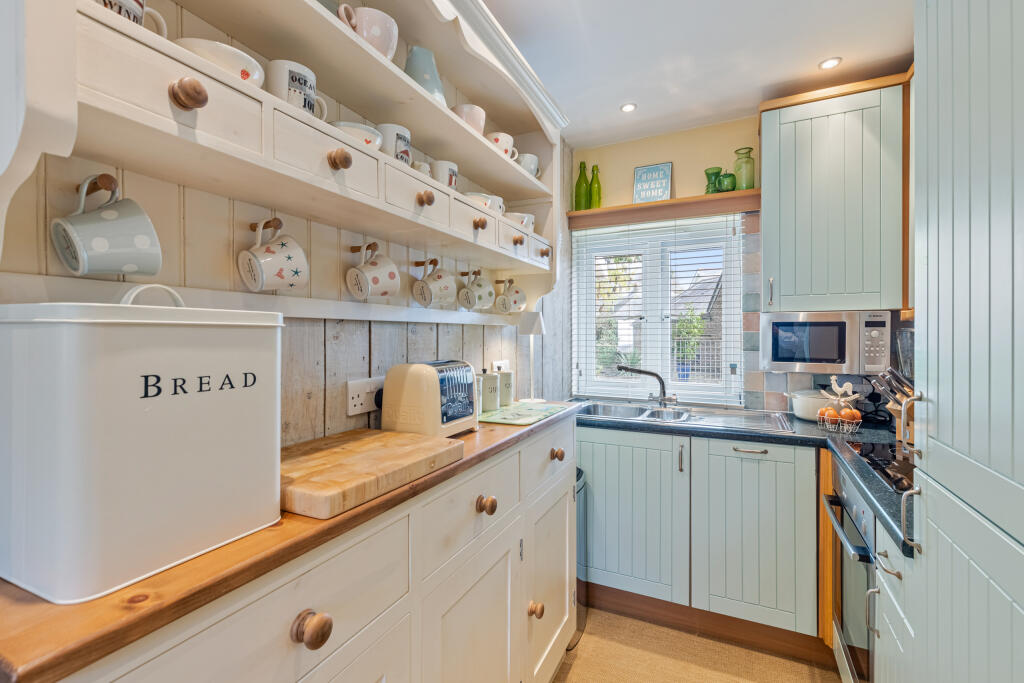 6 Kitchen Porthole Baileys Meadow Stoke Flemming -