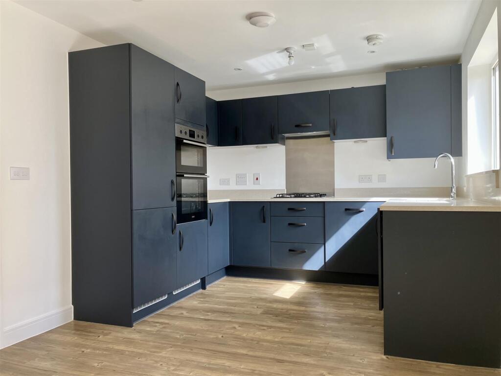 kITCHEN 2.JPG