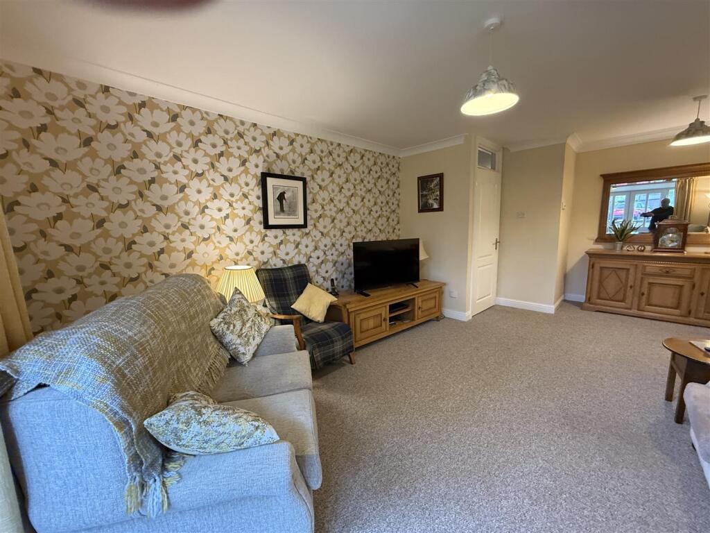 LOUNGE &amp; DINING AREA