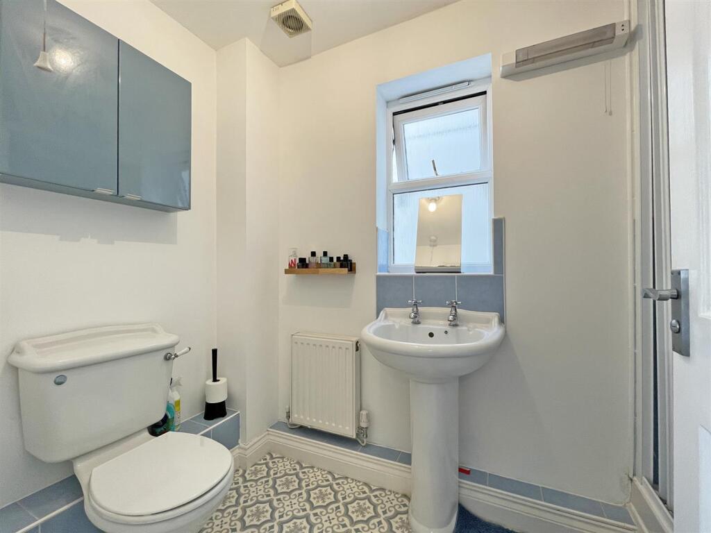 Ramsey Gardens 82 - En Suite.jpg