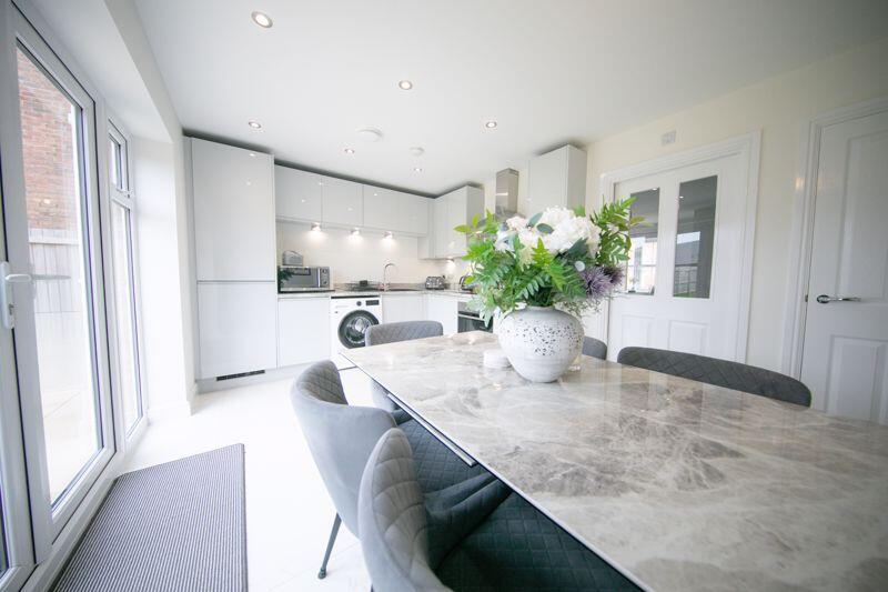 Kitchen &amp; dining room