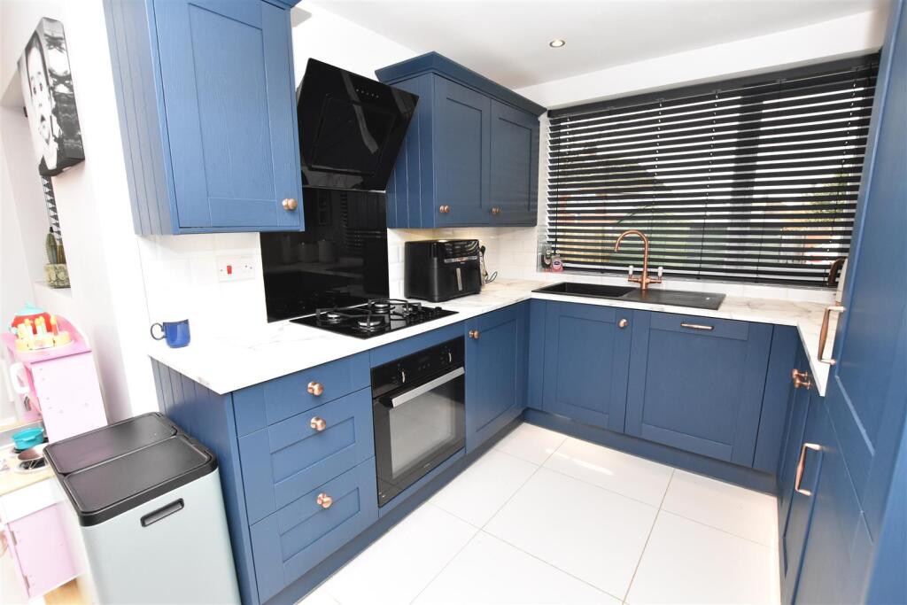 OPEN PLAN KITCHEN DINING AREA