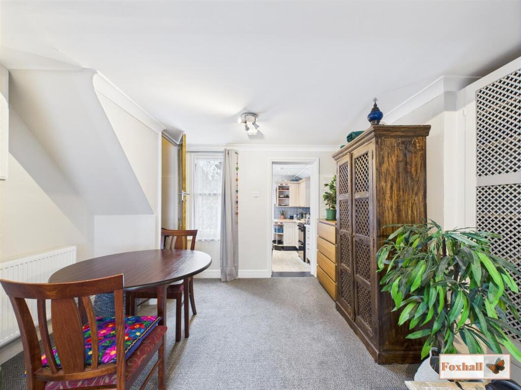 Lounge / Dining Area