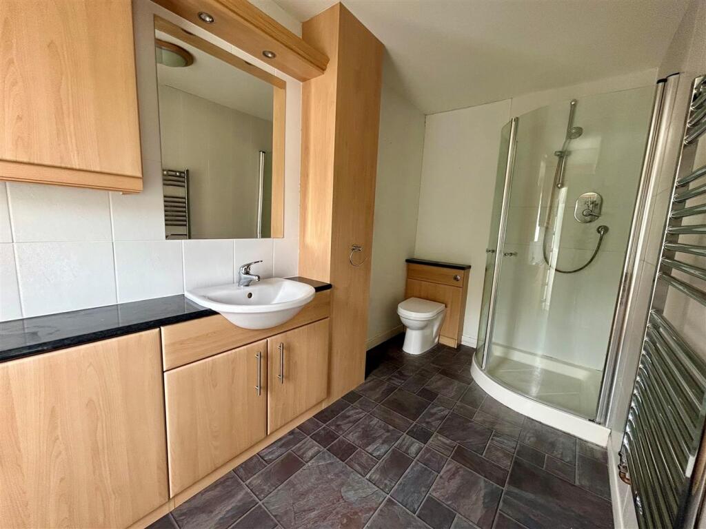 13 Alphington Green ensuite.jpg