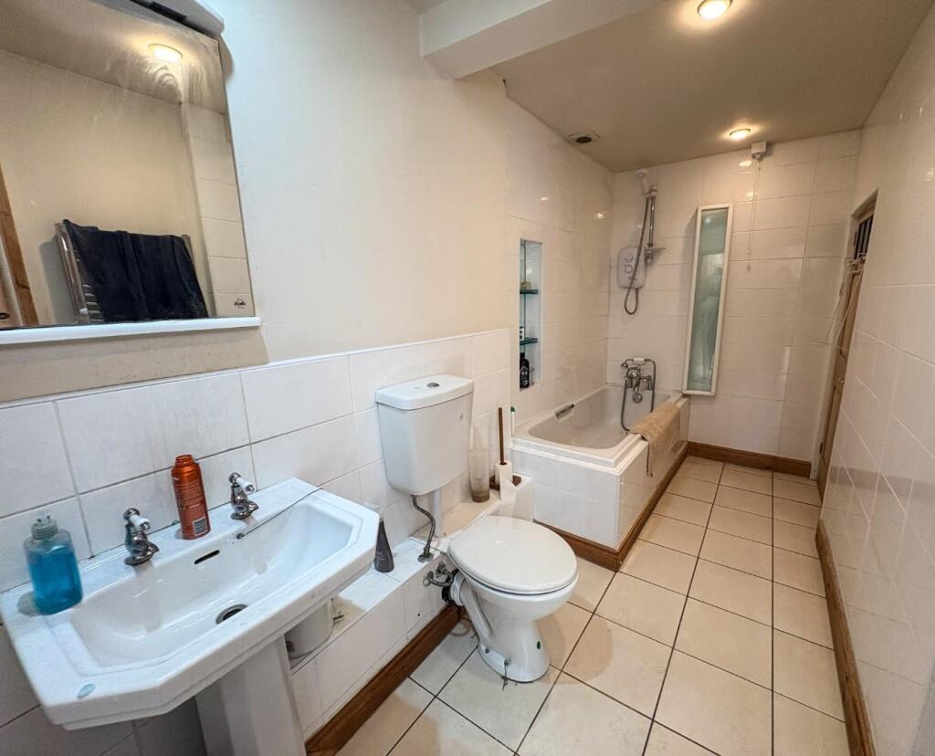 jack and jill ensuite.jpg