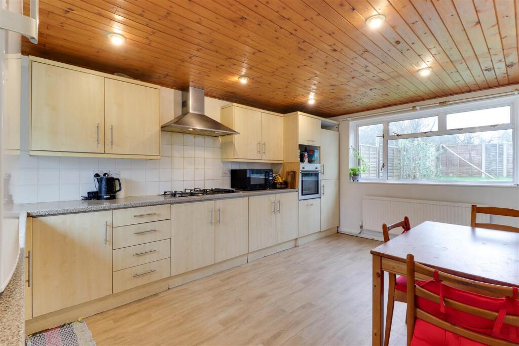 13. Kitchen 1.1.jpg