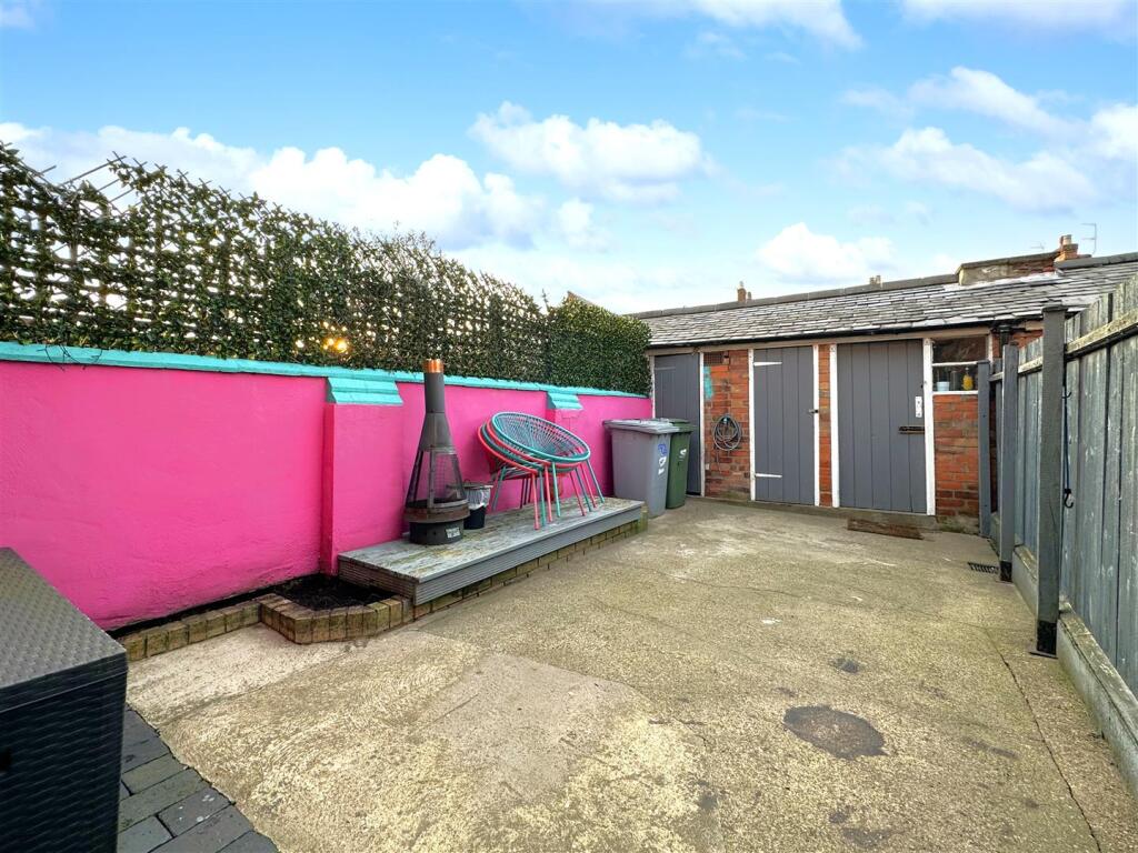 Low-Maintenance Courtyard Garden 389