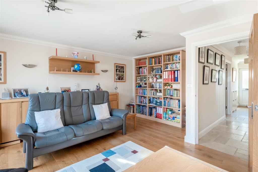 8 Foxfield Court-3.jpg