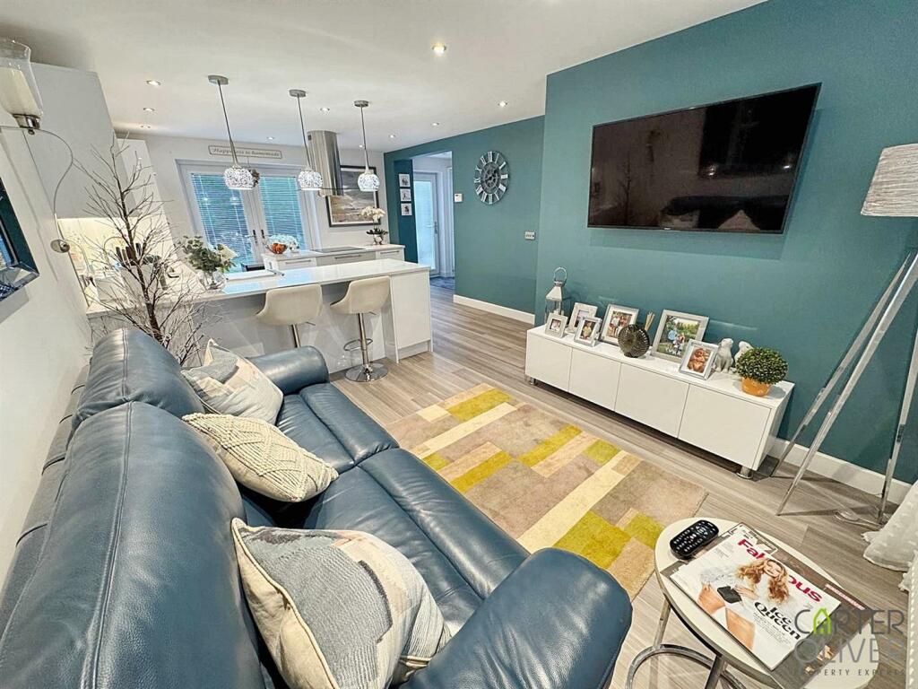 OPEN PLAN SNUG TO KITCHEN