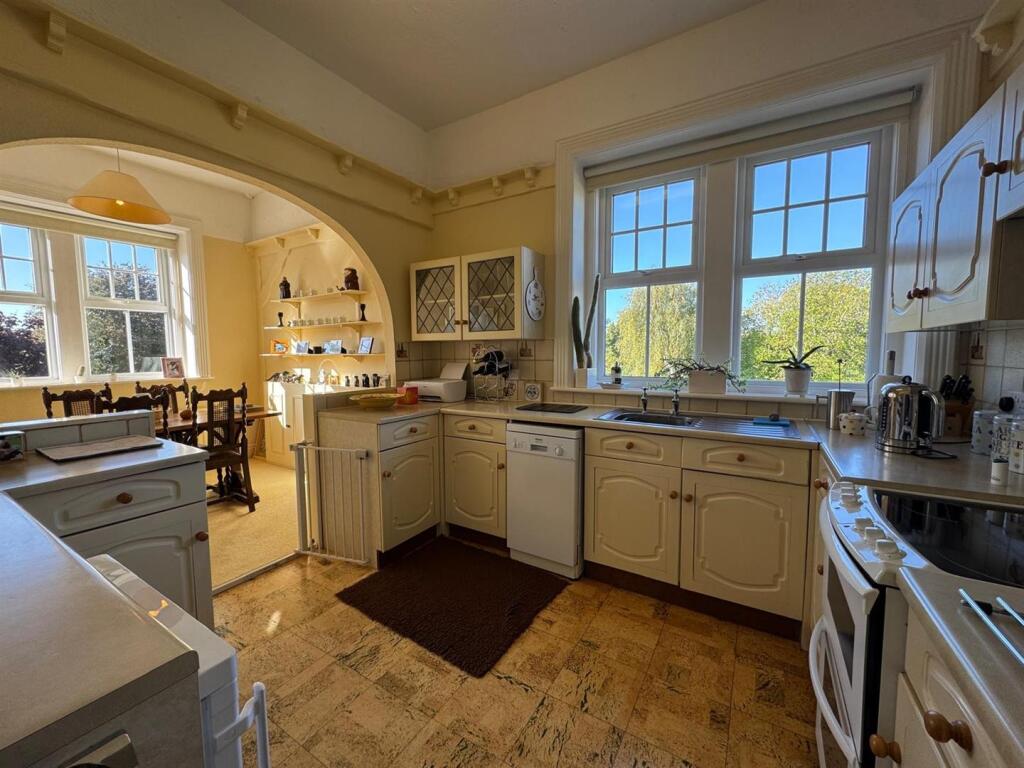 Kitchen 2.jpg