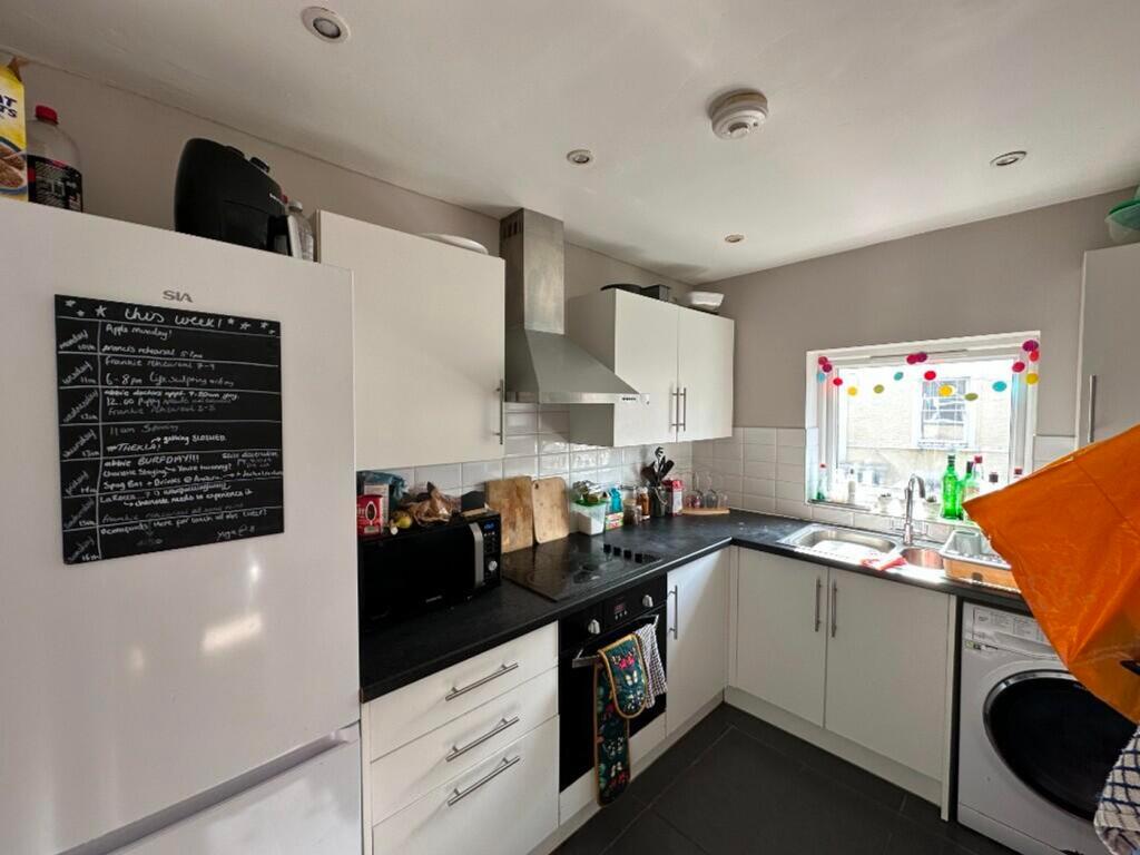 This well-equipped kitchen features modern appl...