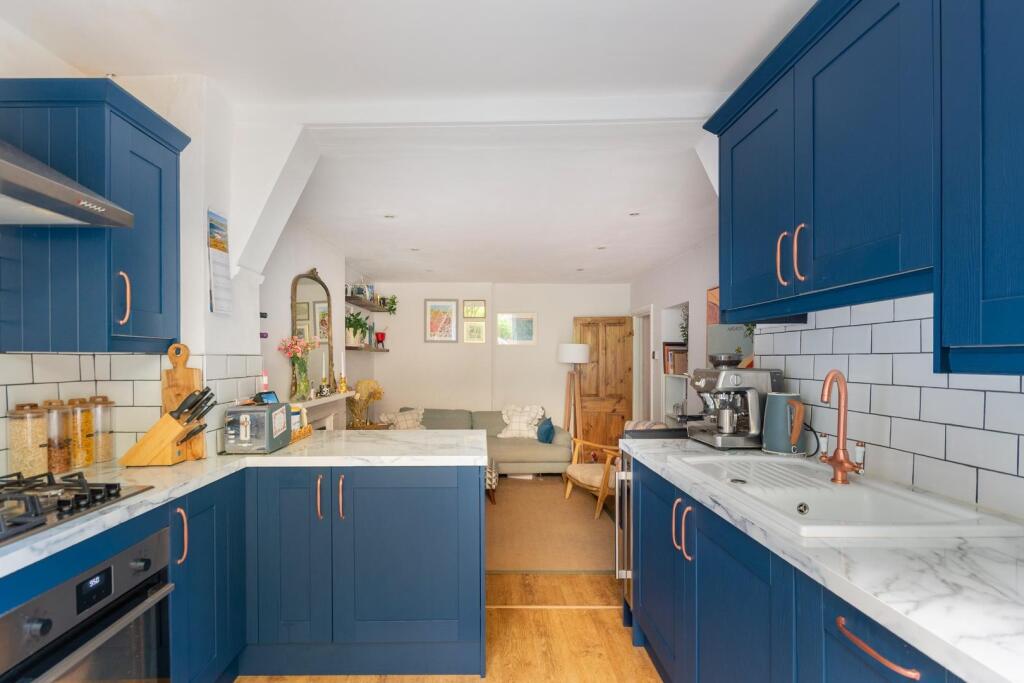 G0F2WPCN - Kitchen A.jpg