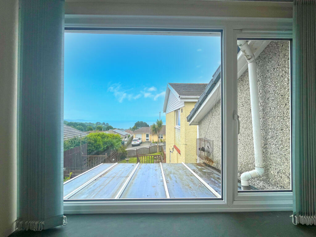 16_new close window lounge right 1