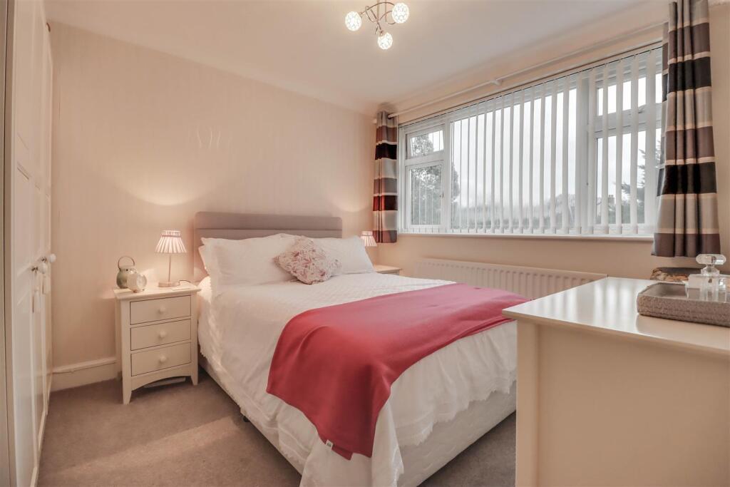 6 HIGHCLIFFE WAY WICKFORD-12.jpg