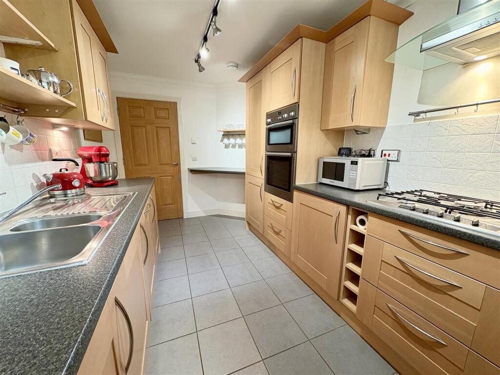 KITCHEN2.jpg