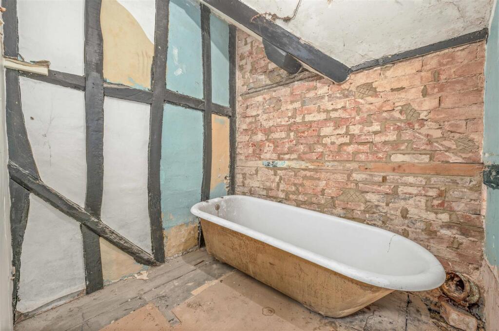 Bathroom (57 Waterside)