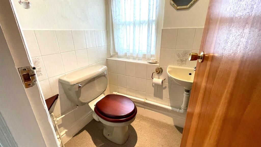 SEPARATE 2-PIECE W.C.