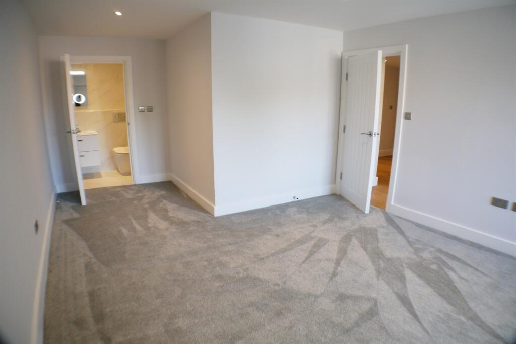  Ensuite Bedroom