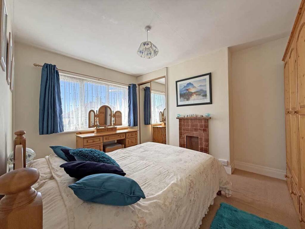 Lester Close 10 Bed 2.jpg