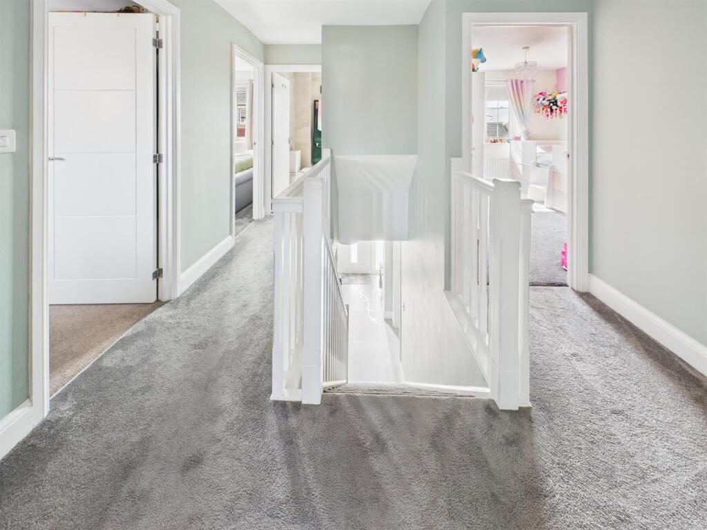 Light &amp; Spacious Landing Area