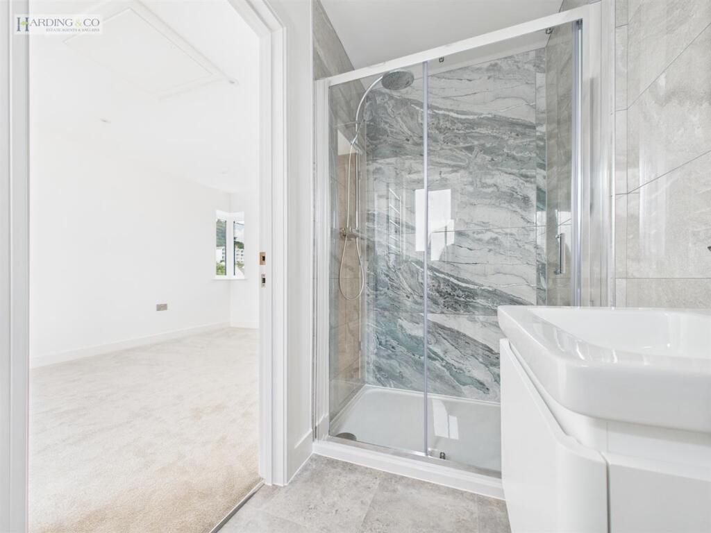 Bedroom 1 en-suite ii.jpg