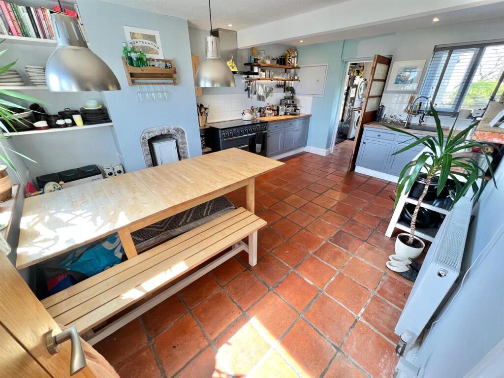 Kitchen/ Dining Room