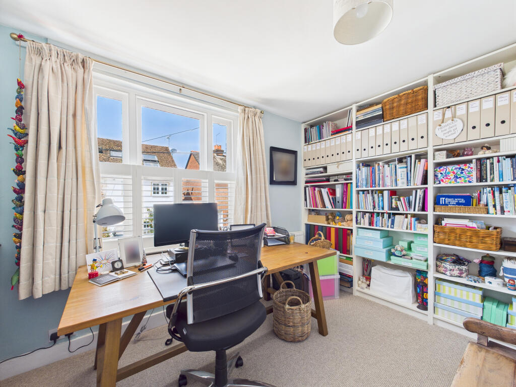 CAM01354G0-PR0572-STILL011