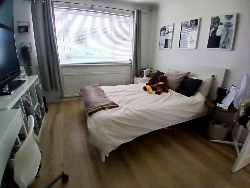 Bed 2.jpg