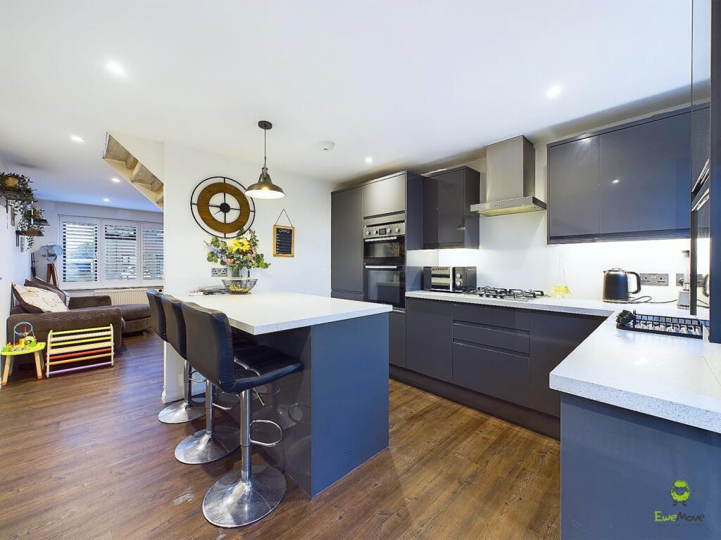 CAM04399G0-PR0008-STILL005